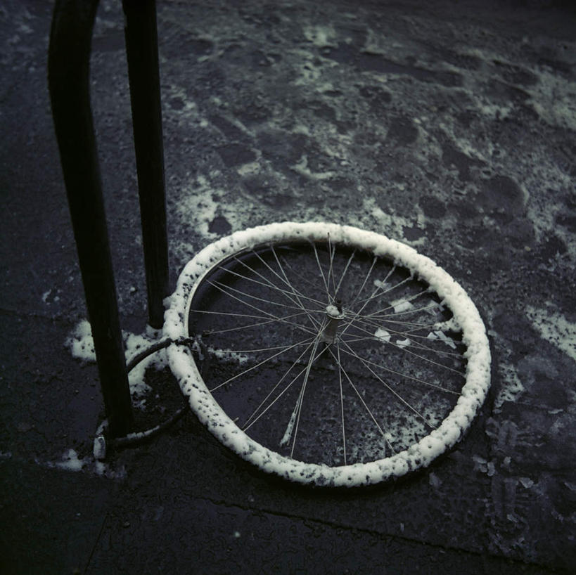 无人,横图,俯视,室外,特写,白天,自行车,静物,金属制品,一辆,阴影,光线,金属,圆形,影子,圆,车,脚踏车,一个,阳光,轮胎,交通工具,单个,轴承,昏暗,载具,车胎,灰暗,晦暗,彩图,高角度拍摄