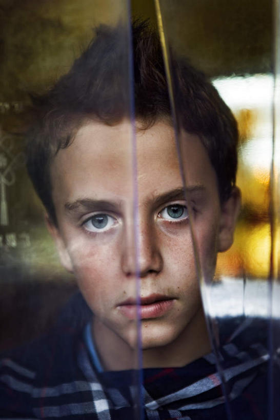 西方人,儿童,脸,头,脸颊,一个人,竖图,室内,特写,白天,正面,窗户,欧洲,欧洲人,仅一个男性,仅一个人,阴影,服装,光线,影子,灯光,注视,休闲装,破坏,破损,玻璃窗,小孩,衣服,仅一个小孩,休闲,休闲服,凝视,服饰,损坏,锋利,尖锐,尖利,凝望,伤害,犀利,谛视,危险,男孩,男人,男性,白种人,孩子,头部,脸部,脸蛋,面部,半身,彩图,男生