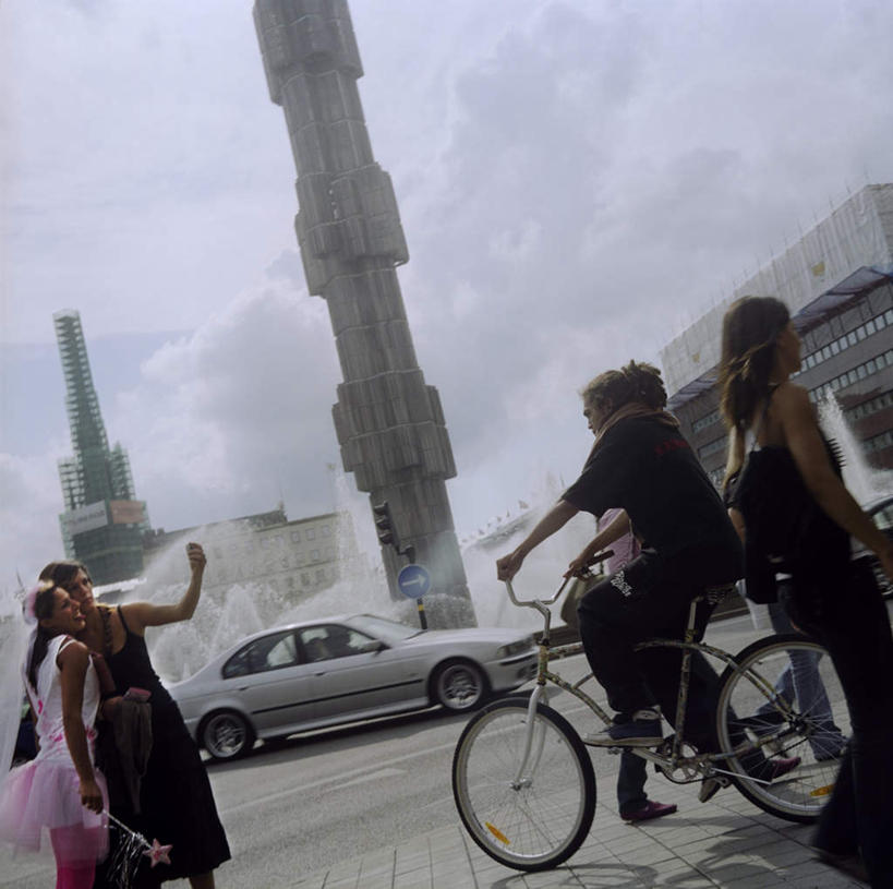 西方人,四个人,站,坐,走,横图,室外,白天,侧面,度假,美景,城市风光,城市,道路,路,公路,自行车,汽车,欧洲,欧洲人,两辆,阴影,服装,高耸,光线,影子,柱子,景观,云,云朵,交通,云彩,休闲装,娱乐,踩,车,脚踏车,衣服,蓝色,白云,蓝天,天空,阳光,交通工具,轿车,天,踩着,扶,站着,享受,休闲,休闲服,景色,放松,服饰,晴朗,扶着,载具,挺拔,男人,男性,女人,女性,中年男性,中年女性,白种人,晴空,马路,步行,站立,走路,坐着,半身,彩图