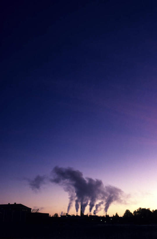 无人,家,工厂,竖图,室外,白天,仰视,烟囱,日落,平静,房屋,屋子,晚霞,霞光,落日,楼房,住宅,黄昏,彩霞,安静,宁静,污染,静谧,传染,沉静,恬静,安祥,僻静,清静,太平,夕照,夕阳,彩图,低角度拍摄,房子,工地,制造厂,斜阳