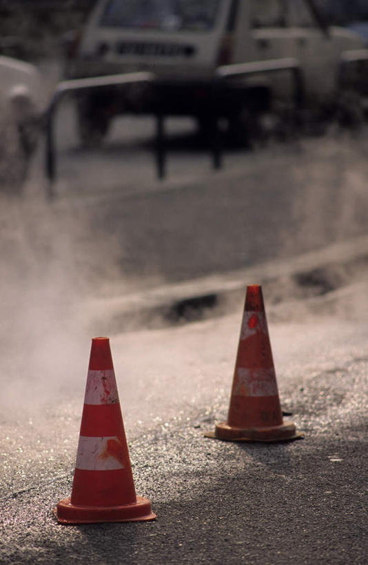 无人,竖图,俯视,室外,白天,水,雾,道路,路,公路,汽车,阴影,沸腾,形状,平静,光线,蒸汽,液体,影子,水滴,交通,水蒸气,车,两个,阳光,交通工具,轿车,安静,宁静,禁止,静谧,载具,停滞,蒸发,阻遏,沉静,形态,制止,外形,恬静,安祥,僻静,清静,太平,阻挠,阻滞,马路,彩图,高角度拍摄