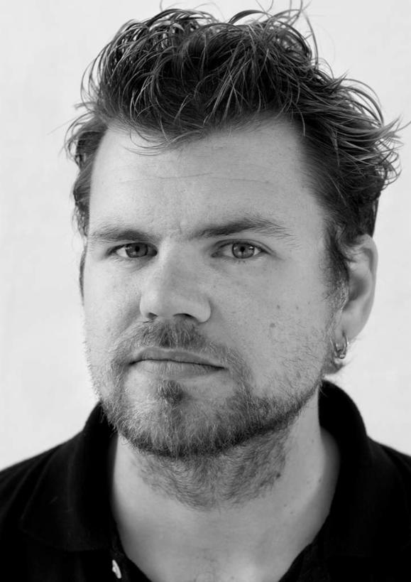 西方人,脸,头,脸颊,胡须,一个人,竖图,黑白,室内,特写,白天,正面,欧洲,欧洲人,仅一个男性,仅一个人,阴影,光线,影子,灯光,注视,仅一个年轻男性,凝视,凝望,谛视,男人,男性,年轻男性,白种人,头部,胡子,小胡子,脸部,脸蛋,面部,半身