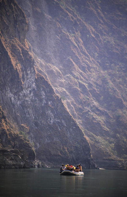 西方人,坐,竖图,室外,白天,正面,河流,石头,山,山脉,水,船,欧洲,欧洲人,一艘,阴影,波纹,粗糙,光线,石子,影子,河水,山峰,水流,悬崖,山峦,许多人,水纹,阳光,交通工具,波浪,群山,一群人,陡峭,高低,凹凸,毛糙,载具,洼地,气垫船,绝壁,笔陡,峻峭,崎岖,男人,男性,年轻男性,年轻女性,女人,女性,白种人,石块,岩石,坐着,彩图,全身,粗拙