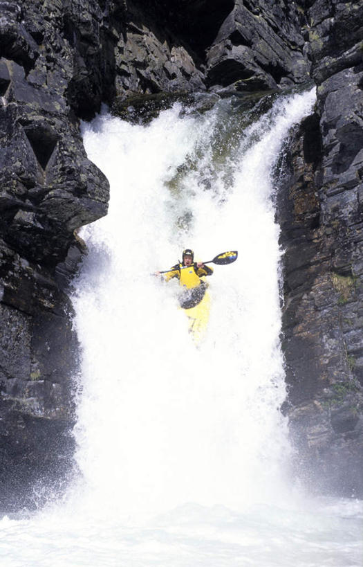 皮划艇,西方人,一个人,坐,竖图,室外,白天,正面,河流,石头,瀑布,水,船,欧洲,欧洲人,仅一个男性,仅一个人,一艘,阴影,飞溅,粗糙,湍急,溅,光线,石子,液体,影子,河水,水滴,水流,悬崖,水珠,仅一个年轻男性,黄色,小溪,阳光,交通工具,溪水,陡峭,高低,凹凸,毛糙,喷洒,载具,洼地,绝壁,笔陡,峻峭,崎岖,男人,男性,年轻男性,白种人,跌水,石块,岩石,坐着,彩图,全身,粗拙