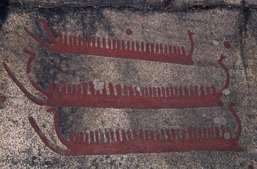 无人,横图,室内,特写,白天,正面,绘画,石头,船,一排,阴影,艺术,整齐,装饰,粗糙,光线,石子,影子,墙,灯光,木船,文化,壁画,墙壁,墙面,排列,红色,交通工具,高低,创意,华丽,修饰,凹凸,点缀,毛糙,舟,队列,载具,洼地,三艘,创新,衬托,美观,雅致,雅观,新意,崎岖,石块,岩石,画画,彩图,粗拙