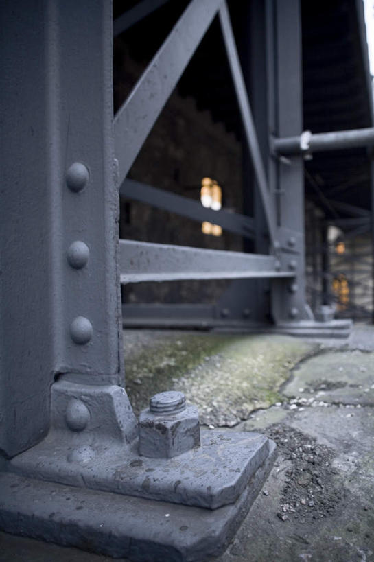 无人,竖图,室外,特写,夜晚,正面,大桥,立交桥,桥梁,金属制品,阴影,朦胧,模糊,光线,金属,钉子,影子,高架,斜拉桥,桥,灯光,地面,五金,铆钉,紧固,螺钉,牢固,彩图,稳固