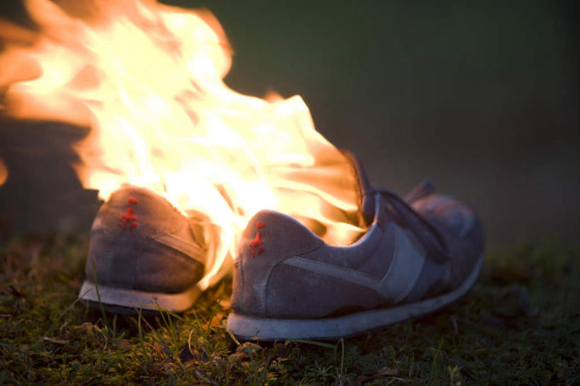 无人,横图,室外,特写,夜晚,正面,运动鞋,热情,草地,草坪,植物,火,鞋子,一双,火焰,燃烧,破坏,草,绿色,休闲鞋,损坏,毁坏,毁灭,消灭,扑灭,覆灭,彩图