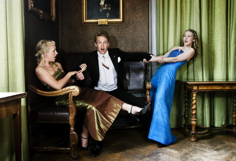 西方人,三个人,伙伴,朋友,家,站,坐,拉,横图,室内,白天,正面,晚礼服,友谊,别墅,门,椅子,欧洲,欧洲人,争夺,房屋,木椅,屋子,公寓,注视,洋房,楼房,住宅,蓝色,门框,观察,看,站着,观看,察看,关注,燕尾服,争取,友情,男人,男性,年轻男性,年轻女性,女人,女性,白种人,站立,坐着,彩图,全身,晚宴服,舞会服,洋服,洋装,夜礼服,房子