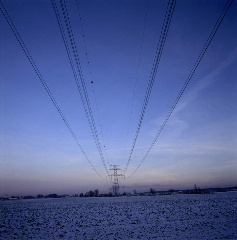 无人,竖图,室外,白天,仰视,旅游,度假,海浪,海洋,美景,瑞典,欧洲,阴影,电力,光线,电线,线,影子,景观,浪花,云,云朵,电能,线路,云彩,娱乐,蓝色,白云,蓝天,天空,阳光,自然,海水,天,享受,休闲,景色,放松,晴朗,电,电源,电源线,斯堪的纳维亚,自然风光,北欧,斯堪的纳维亚半岛,能量,海景,瑞典王国,大海,风浪,海,海水的波动,近岸浪,涌浪,晴空,彩图,低角度拍摄