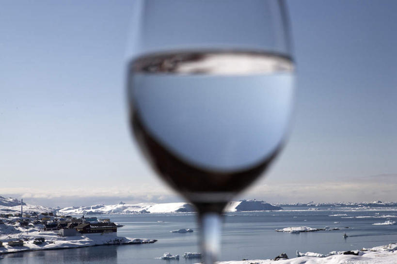 无人,横图,室外,特写,白天,仰视,旅游,度假,海浪,海洋,美景,杯子,丹麦,欧洲,阴影,光线,高脚杯,影子,景观,浪花,红酒杯,娱乐,玻璃制品,一只,蓝色,蓝天,天空,阳光,自然,海水,酒杯,天,享受,休闲,景色,放松,晴朗,汹涌,自然风光,北欧,海景,万里无云,格陵兰,格陵兰岛,丹麦王国,澎湃,磅礴,玻璃杯,大海,风浪,海,海水的波动,近岸浪,涌浪,晴空,晴空万里,彩图,低角度拍摄