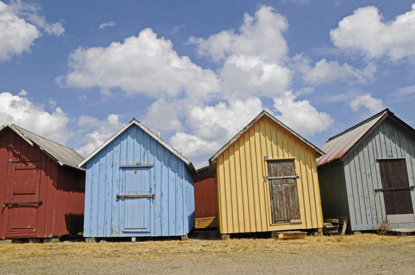 无人,家,横图,室外,白天,仰视,旅游,度假,美景,瑞典,欧洲,一排,阴影,整齐,光线,影子,房屋,屋顶,屋子,景观,乡村,云,云朵,农村,云彩,顶棚,娱乐,楼房,住宅,排列,黄色,红色,蓝色,灰色,白云,蓝天,天空,阳光,自然,村庄,天,享受,休闲,景色,放松,晴朗,村落,斯堪的纳维亚,队列,自然风光,北欧,斯堪的纳维亚半岛,瑞典王国,屯子,墟落,四座,晴空,彩图,低角度拍摄,房子