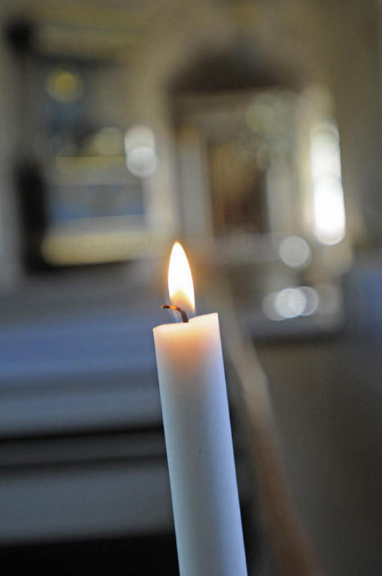 无人,教堂,竖图,室内,白天,正面,蜡烛,椅子,瑞典,欧洲,一根,阴影,节日,朦胧,模糊,光线,火焰,影子,烛光,木椅,过道,地面,燃烧,文化,白色,点燃,祈祷,健康,温暖,许愿,宗教,信仰,温和,纪念,祈求,斯堪的纳维亚,北欧,斯堪的纳维亚半岛,温顺,信念,瑞典王国,和缓,和煦,暖和,温煦,平安,彩图,大教堂,礼拜堂