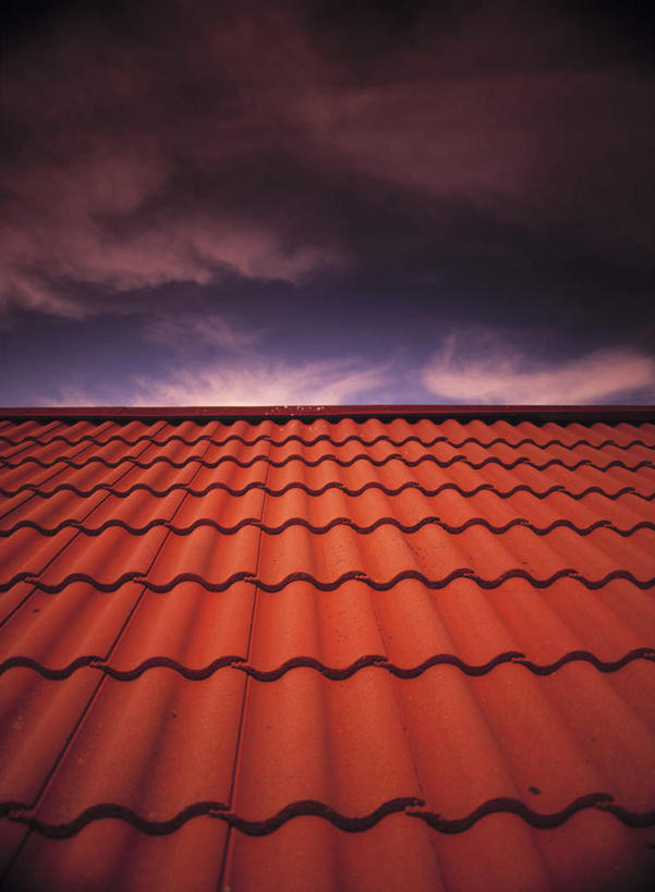 无人,竖图,室外,白天,仰视,瑞典,欧洲,阴影,光线,密集,瓦片,影子,屋檐,云,云朵,云彩,檐,黄色,蓝色,白云,蓝天,天空,阳光,天,斯堪的纳维亚,北欧,斯堪的纳维亚半岛,瑞典王国,鳞集,辘集,麋集,彩图,低角度拍摄