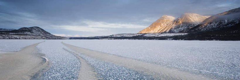 无人,横图,室外,白天,正面,旅游,度假,美景,山,山脉,雪,大雪,道路,路,公路,加拿大,阴影,光线,影子,积雪,景观,山峰,雪景,云,云朵,冬季,冬天,交通,山峦,云彩,娱乐,蓝色,白云,蓝天,天空,阳光,自然,群山,天,享受,休闲,景色,放松,寒冷,晴朗,北美,北美洲,自然风光,美洲,北亚美利加洲,亚美利加洲,严寒,育空,育空地区,晴空,马路,彩图