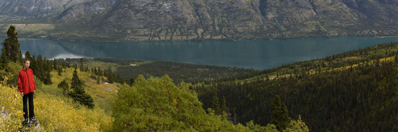 西方人,一个人,站,横图,俯视,室外,白天,旅游,度假,草地,草坪,河流,美景,山,山脉,水,植物,欧洲,加拿大,欧洲人,仅一个年轻女性,仅一个女性,仅一个人,阴影,服装,光线,影子,河水,景观,山峰,水流,山峦,注视,休闲装,娱乐,草,树,树木,衣服,绿色,倒影,阳光,自然,群山,观察,看,站着,享受,休闲,休闲服,景色,放松,服饰,生长,成长,观看,察看,倒映,北美,北美洲,关注,自然风光,美洲,北亚美利加洲,亚美利加洲,育空,育空地区,反照,年轻女性,女人,女性,白种人,站立,彩图,高角度拍摄,全身