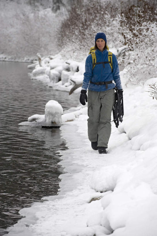 西方人,一个人,走,竖图,室外,白天,正面,河流,树林,水,雪,植物,大雪,欧洲,加拿大,欧洲人,仅一个年轻女性,仅一个女性,仅一个人,服装,朦胧,模糊,河水,积雪,水流,雪景,冬季,冬天,休闲装,树,树木,衣服,绿色,自然,休闲,休闲服,寒冷,服饰,生长,成长,北美,北美洲,美洲,北亚美利加洲,亚美利加洲,严寒,育空,育空地区,年轻女性,女人,女性,白种人,步行,散步,走路,彩图,全身