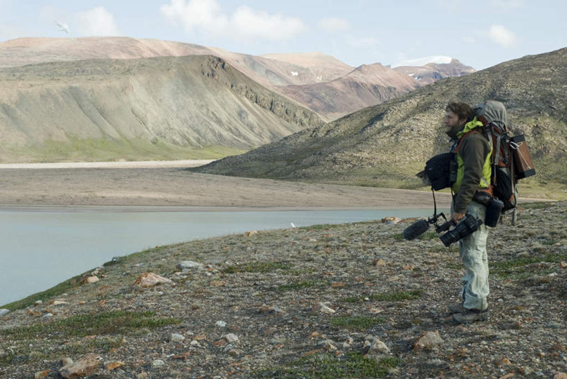 西方人,一个人,站,横图,室外,白天,侧面,草地,草坪,河流,山,山脉,水,植物,欧洲,加拿大,欧洲人,仅一个男性,仅一个人,阴影,服装,朦胧,模糊,光线,影子,河水,山峰,水流,云,云朵,山峦,云彩,休闲装,草,仅一个年轻男性,衣服,蓝色,绿色,白云,蓝天,天空,阳光,群山,天,站着,休闲,休闲服,服饰,晴朗,北美,北美洲,美洲,北亚美利加洲,亚美利加洲,努纳武特,努纳武特领地,男人,男性,年轻男性,白种人,晴空,站立,彩图,全身