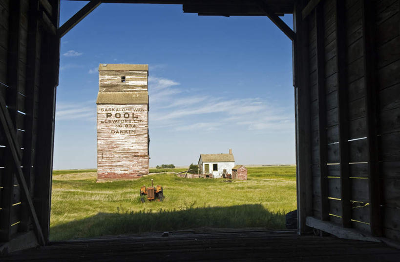 无人,家,横图,室外,白天,正面,旅游,度假,草地,草坪,美景,植物,加拿大,阴影,光线,影子,房屋,屋子,地平线,景观,云,云朵,辽阔,地面,云彩,娱乐,楼房,住宅,草,蓝色,绿色,白云,蓝天,天空,阳光,自然,天,享受,休闲,广阔,景色,放松,晴朗,一望无际,北美,北美洲,自然风光,延伸,美洲,天地相交,北亚美利加洲,亚美利加洲,萨省,萨斯喀彻温省,无边无际,一马平川,晴空,彩图,房子