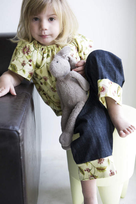 西方人,儿童,一个人,站,竖图,室内,白天,正面,游戏,纯洁,沙发,玩具,欧洲,加拿大,欧洲人,仅一个女性,仅一个人,阴影,服装,光线,影子,墙,玩,扭头,注视,休闲装,娱乐,墙壁,墙面,小孩,衣服,阳光,扶,观察,看,站着,转头,仅一个小孩,休闲,休闲服,可爱,童年,童趣,益智,服饰,布娃娃,观看,活动,察看,北美,北美洲,扶着,发泄,关注,消遣,智力,美洲,童真,烂漫,无邪,北亚美利加洲,亚美利加洲,宣泄,卑诗省,不列颠哥伦比亚,不列颠哥伦比亚省,天真,女孩,女人,女性,白种人,孩子,长发,玩耍,嬉戏,站立,半身,彩图,女生,皮沙发