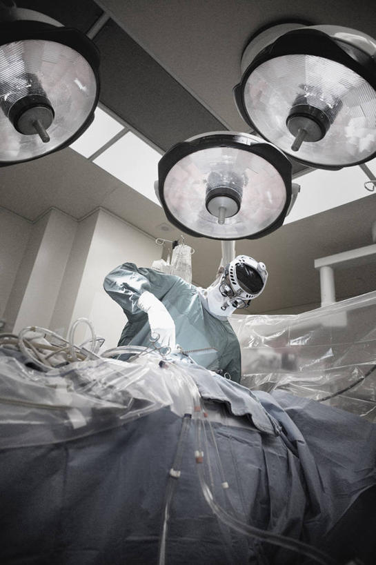 西方人,一个人,医生,医院,站,竖图,室内,白天,仰视,工作服,制服,床,天花板,欧洲,欧洲人,仅一个男性,仅一个人,许多,握,阴影,锐利,分离,光线,影子,塑料,墙,灯光,床单,刀具,很多,过滤,拿,分开,拿着,被子,水管,墙壁,墙面,仅一个年轻男性,蓝色,口罩,塑料制品,刀,站着,医护人员,医疗人员,隔断,握着,遮掩,单人床,隔离,软管,锋利,卫生,手术室,手术刀,手术灯,尖锐,掩盖,被单,遮挡,净化,间隔,医疗器械,预防,尖利,遮盖,防尘,医疗机构,掩饰,断绝,隔开,屏蔽,屏绝,远离,中断,阻遏,阻隔,犀利,厉害,工作制服,医疗用具,男人,男性,年轻男性,白种人,大夫,站立,半身,彩图,低角度拍摄,工作套服,病院,诊所