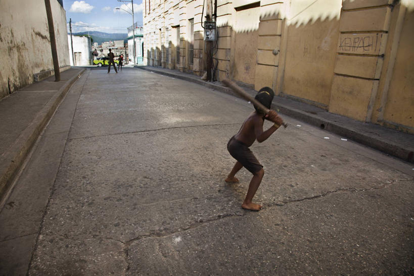 西方人,儿童,一个人,家,站,横图,俯视,室外,白天,锻炼,运动,棒球,垒球,道路,路,帽子,欧洲,非洲,黑人,欧洲人,仅一个男性,仅一个人,握,阴影,光线,影子,房屋,屋子,云,云朵,公寓,小路,小巷,交通,拿,云彩,拿着,光脚,运动帽,洋房,楼房,裸露,住宅,球,小孩,蓝色,白云,蓝天,天空,阳光,天,站着,仅一个小孩,赤脚,鸭舌帽,握着,晴朗,裸,冷巷,体育,男孩,男人,男性,非洲人,孩子,晴空,站立,彩图,高角度拍摄,全身,健身,房子,男生