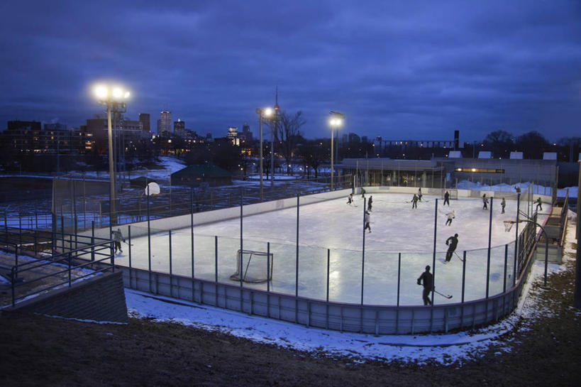 西方人,家,横图,俯视,室外,夜晚,曲棍球,草地,草坪,雪,植物,大雪,路灯,照明,欧洲,欧洲人,房屋,屋子,积雪,乌云,雪景,云,阴天,云朵,冬季,冬天,灯光,冰球,冰上曲棍球,许多人,云彩,运动器械,楼房,住宅,灯,草,绿色,天空,天,一群人,健身器械,寒冷,照亮,昏暗,阴沉,照明设备,健身器材,溜冰场,严寒,班迪球,白种人,彩图,高角度拍摄,全身,房子,运动器材