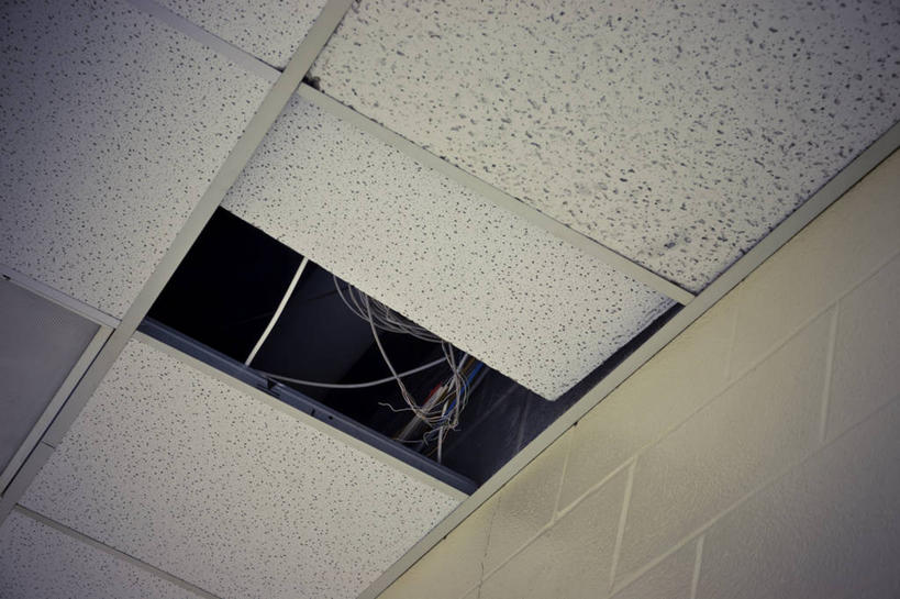 无人,横图,室内,白天,仰视,天花板,一排,阴影,整齐,电力,光线,电线,线,影子,电能,线路,破坏,破损,排列,阳光,修理,电,电源,电源线,损坏,敞开,队列,能量,补缀,修缮,彩图,低角度拍摄