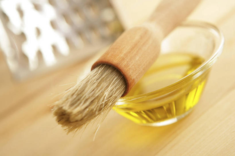 无人,横图,俯视,室内,特写,白天,桌面,桌子,餐具,玻璃,阴影,朦胧,模糊,光线,木制,碟子,盘,影子,食用油,橄榄油,玻璃制品,阳光,盘子,木制品,刷子,碟,彩图,高角度拍摄