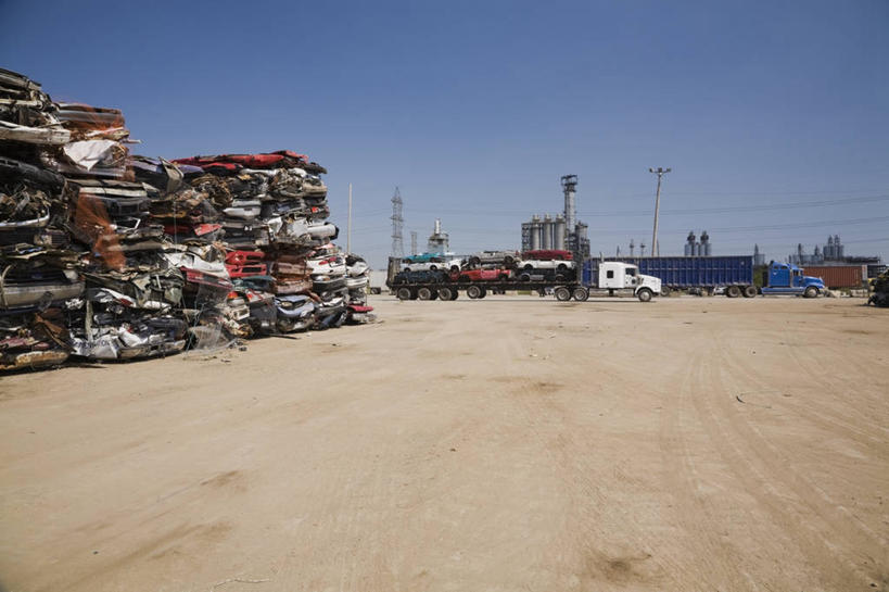 无人,横图,室外,白天,正面,道路,卡车,路,路灯,汽车,金属制品,许多,废弃,压扁,阴影,环保,光线,金属,影子,小路,集装箱,交通,破坏,破损,车,蓝色,蓝天,天空,阳光,交通工具,轿车,天,集装箱车,能源,货车,垃圾场,损坏,回收,资源,载具,利用,货运车,低碳,循环,持续,废除,载重汽车,彩图