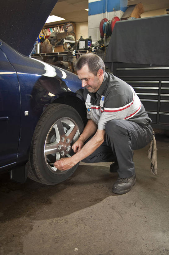 西方人,一个人,蹲,竖图,室内,白天,侧面,汽车,欧洲,欧洲人,仅一个男性,仅一个人,仅一个中年男性,阴影,光线,工具,影子,灯光,拿,拿着,车,一个,轮胎,交通工具,轿车,扳手,修理,载具,修理厂,扳头,男人,男性,中年男性,白种人,蹲着,彩图,全身