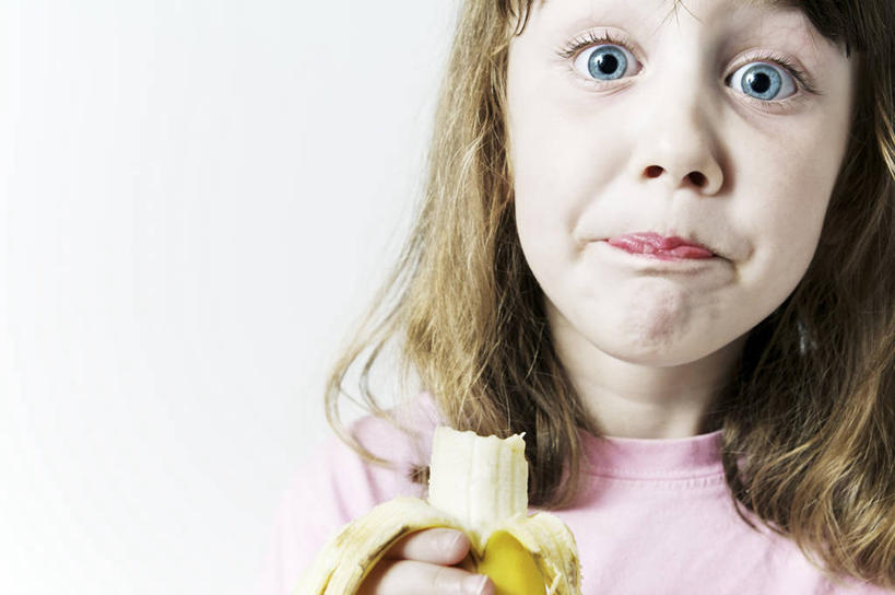 西方人,儿童,一个人,横图,室内,白天,白色背景,正面,纯洁,香蕉,欧洲,欧洲人,仅一个女性,仅一个人,阴影,服装,光线,影子,灯光,粉红,注视,一个,小孩,衣服,观察,看,品味,仅一个小孩,可爱,童年,童趣,摄影,服饰,影棚,观看,察看,衣着,穿着,关注,童真,闭嘴,烂漫,无邪,衣饰,咀嚼,天真,女孩,女人,女性,白种人,孩子,甘蕉,半身,彩图,影棚拍摄,拍摄,女生