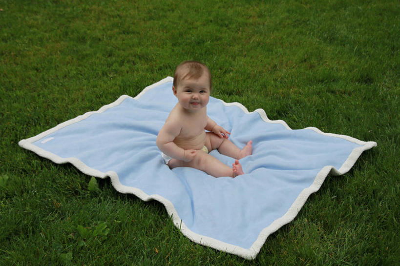 西方人,婴儿,儿童,裸体,一个人,坐,横图,俯视,室外,白天,旅游,度假,纯洁,草地,草坪,美景,植物,欧洲,欧洲人,一条,阴影,光线,毛毯,毯子,影子,景观,淡蓝,注视,娱乐,草,小孩,绿色,阳光,自然,垫子,观察,看,享受,休闲,景色,放松,可爱,活泼,观看,察看,关注,自然风光,宝宝,纯真,烂漫,无邪,赤身,伶俐,天真,白种人,孩子,坐着,彩图,高角度拍摄,全身