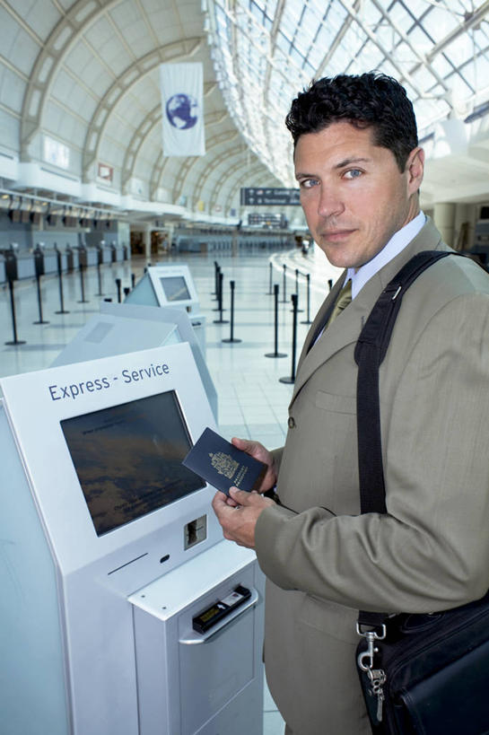 西方人,一个人,商务人士,商务男性,机场,站,笑,微笑,竖图,室内,白天,正面,衬衫,显示器,道路,飞机场,路,车站,欧洲,欧洲人,仅一个男性,仅一个人,仅一个中年男性,握,阴影,套装,光线,屏幕,影子,小路,灯光,站台,交通,拿,拿着,显示屏,月台,蓝色,站着,握着,护照,签证,商务装,工薪阶层,输出设备,男人,男性,中年男性,白种人,白领,上班族,航空站,空港,站立,半身,彩图,衬衣,证件