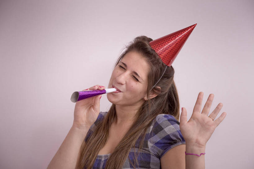 西方人,头发,一个人,笑,微笑,横图,室内,特写,白天,正面,衬衫,聚会,帽子,欧洲,欧洲人,仅一个年轻女性,仅一个女性,仅一个人,握,咬,阴影,光线,影子,灯光,棕色,拿,拿着,礼帽,红色,眯眼,眯,握着,摄影,影棚,咬着,集会,聚首,年轻女性,女人,女性,白种人,半身,彩图,影棚拍摄,衬衣,拍摄