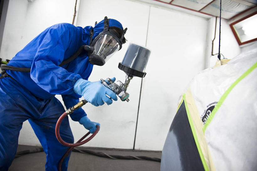 西方人,一个人,站,横图,室内,白天,侧面,工作服,制服,安全,摆设,汽车,欧洲,欧洲人,仅一个男性,仅一个人,握,阴影,装饰,分离,光线,材料,面具,器材,影子,灯光,防护,过滤,拿,分开,拿着,设备,水管,车,仅一个年轻男性,蓝色,交通工具,轿车,站着,隔断,握着,遮掩,油漆,保护,隔离,涂料,软管,掩盖,遮挡,面罩,净化,载具,间隔,装备,防毒面具,遮盖,掩饰,断绝,隔开,屏蔽,屏绝,远离,中断,阻遏,阻隔,导气管,防护器材,滤毒罐,工作制服,设置,男人,男性,年轻男性,白种人,站立,半身,彩图,工作套服