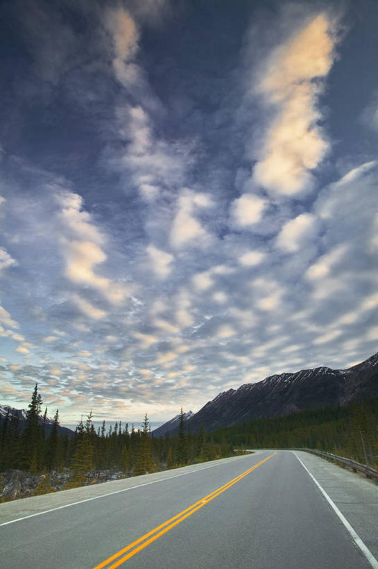 无人,竖图,室外,白天,正面,旅游,度假,石头,美景,森林,山,山脉,树林,植物,道路,路,公路,加拿大,阴影,光线,白线,石子,影子,景观,山峰,云,云朵,交通,山峦,云彩,娱乐,树,树木,黄色,蓝色,绿色,白云,蓝天,天空,阳光,自然,群山,天,享受,休闲,景色,放松,生长,晴朗,成长,北美,北美洲,自然风光,美洲,洛矶山脉,落基山脉,北亚美利加洲,亚美利加洲,亚伯达盆地,石块,岩石,晴空,马路,彩图