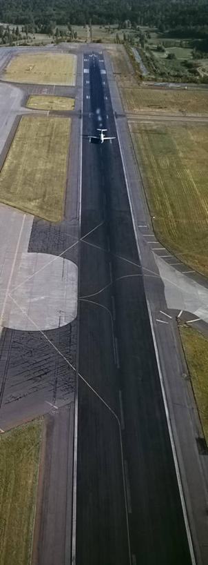 无人,机场,竖图,俯视,航拍,室外,白天,旅游,度假,草地,草坪,石头,美景,山,山脉,植物,道路,飞机场,路,公路,美国,阴影,光线,白线,石子,影子,景观,山峰,跑道,交通,山峦,娱乐,航空,草,树,树木,绿色,阳光,自然,停机坪,群山,享受,休闲,景色,放松,生长,成长,北美,北美洲,鸟瞰,自然风光,美洲,北亚美利加洲,亚美利加洲,石块,岩石,马路,彩图,高角度拍摄