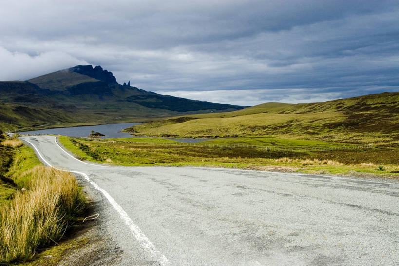 无人,横图,室外,白天,正面,旅游,度假,草地,草坪,石头,美景,山,山脉,植物,道路,路,公路,英国,欧洲,阴影,光线,白线,石子,影子,景观,山峰,乌云,云,阴天,云朵,交通,山峦,云彩,娱乐,草,绿色,天空,阳光,自然,群山,天,享受,休闲,景色,放松,昏暗,阴沉,西欧,自然风光,大不列颠,大不列颠及北爱尔兰联合王国,大不列颠联合王国,日不落英帝国,石块,岩石,马路,彩图