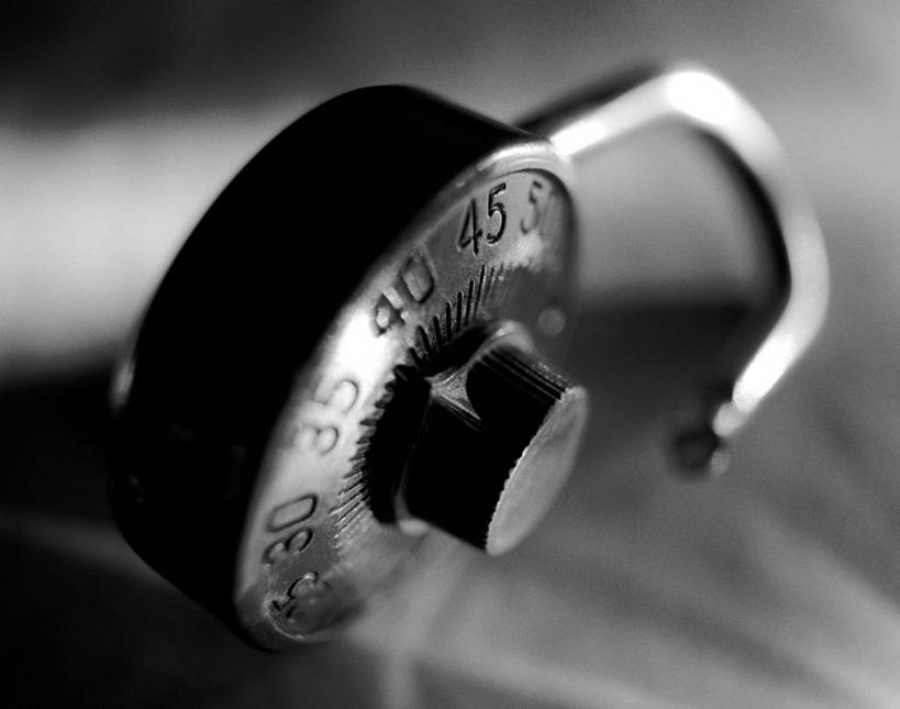 无人,横图,俯视,黑白,室外,特写,白天,安全,金属制品,阴影,朦胧,模糊,光线,金属,标志,数字,文字,影子,字符,防护,标识,锁,一个,阳光,密码,阿拉伯数字,单个,保护,保险,私密,保全,周全,安稳,安定,防盗,平安,高角度拍摄