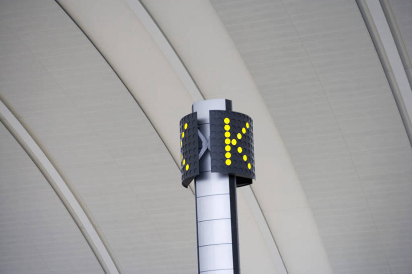 无人,机场,横图,室内,特写,白天,仰视,天花板,飞机场,静物,阴影,光线,标志,文字,影子,字符,字母,信号灯,标识,阳光,航空站,空港,彩图,低角度拍摄