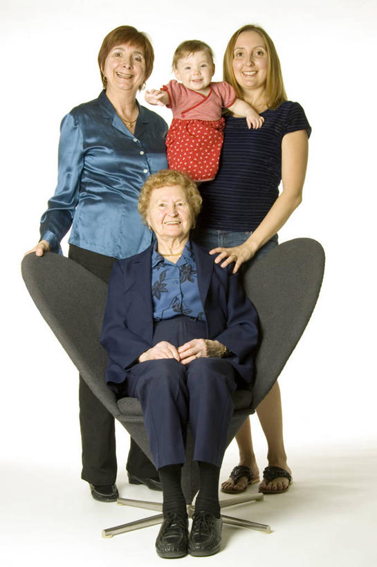 西方人,儿童,家庭,夫妻,母亲,父亲,儿子,站,坐,抱,笑,微笑,露齿笑,竖图,室内,白天,白色背景,正面,爱情,纯洁,椅子,欧洲,欧洲人,阴影,服装,光线,影子,墙,灯光,浪漫,注视,休闲装,墙壁,墙面,小孩,衣服,观察,看,站着,休闲,温暖,温馨,父子,母子,一家人,休闲服,恩爱,父爱,可爱,母爱,童年,童趣,搭,恋人,摄影,服饰,影棚,抱着,观看,和睦,察看,搂着,搭着,关注,沙发椅,童真,烂漫,无邪,天真,男孩,男人,男性,年轻男性,年轻女性,女人,女性,白种人,孩子,年轻人,夫妇,情侣,怀抱,搂,搂抱,相抱,拥抱,站立,坐着,彩图,全身,影棚拍摄,拍摄,伴侣,融洽,男生