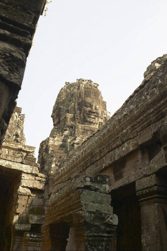 无人,寺庙,竖图,室外,白天,仰视,旅游,度假,石头,美景,雕塑,柬埔寨,亚洲,阴影,节日,艺术,装饰,光线,雕刻,雕像,石子,影子,景观,青苔,苔藓,燃烧,文化,娱乐,蓝色,蓝天,天空,阳光,自然,香火,工艺品,庙宇,天,祈祷,享受,休闲,健康,景色,放松,许愿,宗教,东南亚,信仰,晴朗,纪念,祈求,美术,自然风光,主题,陈列,万里无云,高棉,柬埔寨王国,功能,美学,吉蔑,巴扬寺,平安,石块,岩石,晴空,晴空万里,彩图,低角度拍摄,庙,寺