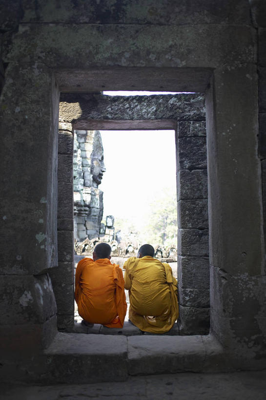 东方人,两个人,伙伴,朋友,和尚,蹲,竖图,室内,白天,旅游,度假,友谊,石头,美景,植物,门,柬埔寨,亚洲,阴影,光线,石子,影子,墙,景观,扭头,注视,黄种人,娱乐,墙壁,墙面,树,树木,背面,绿色,阳光,自然,门框,观察,看,转头,享受,休闲,景色,放松,东南亚,生长,成长,观看,察看,关注,自然风光,高棉,柬埔寨王国,僧袍,吉蔑,巴扬寺,友情,男人,男性,年轻男性,亚洲人,石块,岩石,僧人,蹲着,彩图,全身