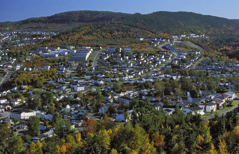 无人,家,横图,俯视,航拍,室外,白天,度假,美景,山,山脉,树林,植物,城市风光,城市,加拿大,许多,阴影,光线,影子,房屋,屋子,景观,山峰,山峦,很多,凌乱,娱乐,楼房,住宅,树,树木,蓝色,绿色,蓝天,天空,阳光,自然,群山,天,享受,休闲,景色,放松,生长,晴朗,成长,混乱,北美,北美洲,鸟瞰,美洲,万里无云,北亚美利加洲,亚美利加洲,纽芬兰省,纷乱,缭乱,庞杂,晴空,晴空万里,彩图,高角度拍摄,房子