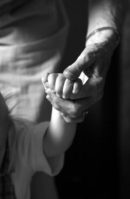 西方人,手,两个人,伙伴,朋友,站,坐,握手,竖图,黑白,室外,特写,白天,正面,友谊,欧洲,欧洲人,双手,站着,手部,疾病,艾滋病,传染,传染病,HIV病毒,后天性免疫缺陷症候群,获得性免疫缺陷综合症,流行症,慢性病,人类免疫缺陷病毒,症候群,综合症,致命,艾滋,艾滋病病毒,友情,男人,男性,女人,女性,中年男性,中年女性,白种人,搀手,拉手,手搀手,手拉手,手牵手,手握手,站立,坐着,半身,感染