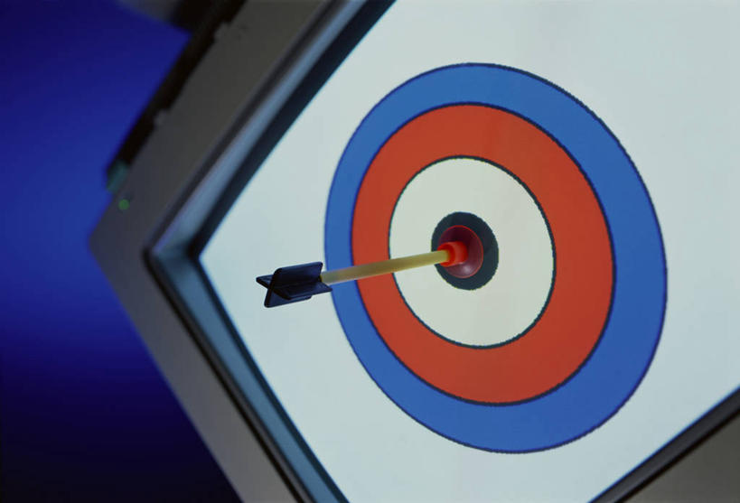 横图,室内,特写,白天,仰视,成功,胜利,显示器,阴影,朦胧,模糊,光线,弓箭,屏幕,影子,飞镖,显示屏,阳光,摄影,影棚,靶心,瞄准,输出设备,镖针,飞镖运动,半身,彩图,低角度拍摄,影棚拍摄,拍摄