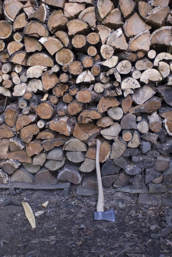 无人,竖图,俯视,室外,白天,一把,一堆,一排,阴影,堆叠,堆积,整齐,光线,工具,木材,影子,木柴,排列,阳光,木料,堆,队列,斧头,斧子,彩图,高角度拍摄