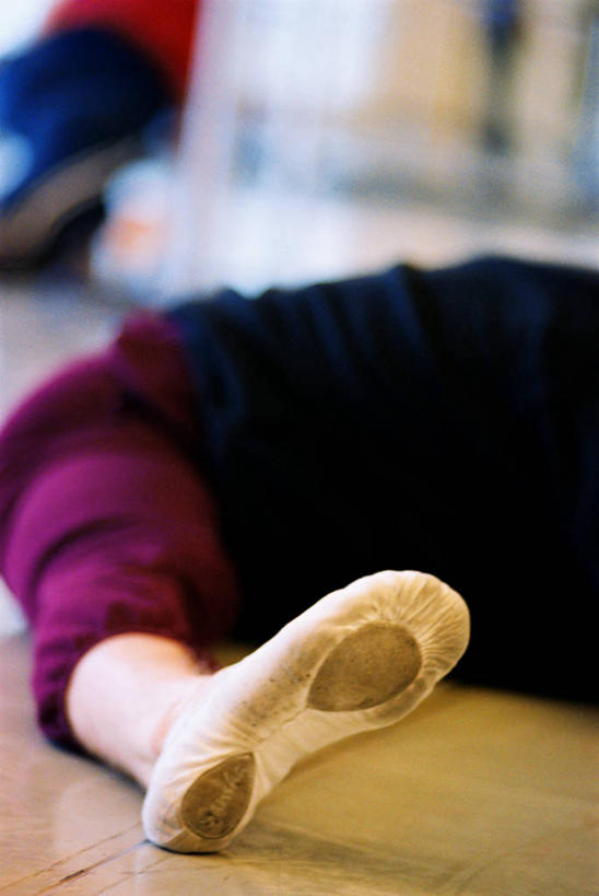 西方人,一个人,健身房,竖图,室内,特写,白天,侧面,锻炼,跳舞,运动,地板,镜子,鞋子,欧洲,美国,欧洲人,仅一个年轻女性,仅一个女性,仅一个人,阴影,服装,光线,影子,地面,木地板,衣服,红色,黑色,阳光,趴着,服饰,镜像,北美,舞鞋,北美洲,练习,衣着,镜面,穿着,美洲,芭蕾舞鞋,舞姿,芭蕾鞋,舞蹈室,舞蹈房,科罗拉多州,科罗拉多,北亚美利加洲,亚美利加洲,练功房,足尖鞋,百年州,衣饰,体育,年轻女性,女人,女性,白种人,趴,半身,彩图,健身,舞蹈,健身馆