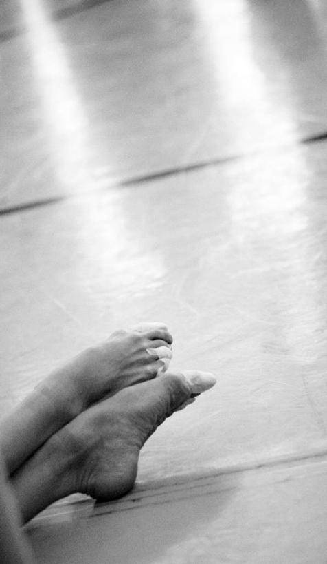 西方人,腿部,腿,一个人,健身房,竖图,俯视,黑白,室内,特写,白天,跳舞,地板,欧洲,欧洲人,仅一个年轻女性,仅一个女性,仅一个人,阴影,光线,影子,地面,木地板,阳光,舞姿,舞蹈室,舞蹈房,练功房,芭蕾舞,年轻女性,女人,女性,白种人,半身,高角度拍摄,舞蹈,健身馆