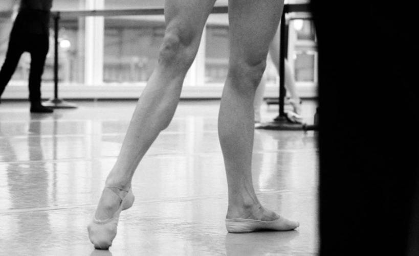 西方人,腿部,腿,两个人,健身房,站,横图,黑白,室内,特写,白天,正面,锻炼,跳舞,运动,窗户,地板,落地窗,欧洲,欧洲人,阴影,反光,光线,影子,地面,木地板,玻璃窗,阳光,站着,练习,舞姿,舞蹈室,舞蹈房,练功房,体育,杆子,白种人,站立,半身,健身,舞蹈,健身馆